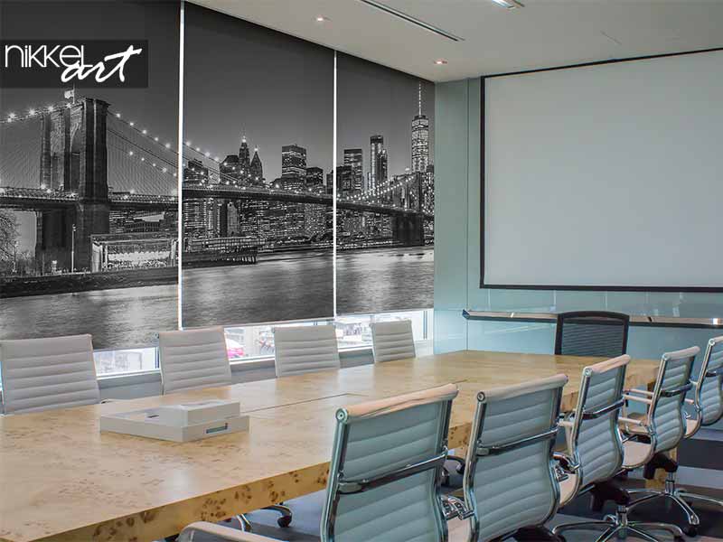 Stores enrouleurs à skyline de New York en noir et blanc dans une salle de réunion