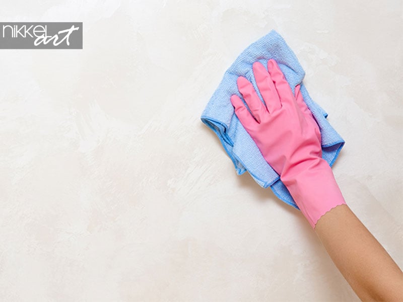 Peut-on tapisser par-dessus du papier peint ou de l'intissé existant ?