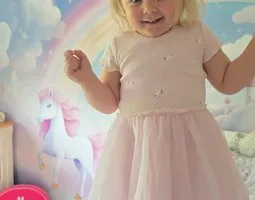 Papier peint photo Illustration d'une licorne devant un château et un arc-en-ciel