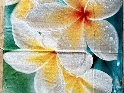 Éclat Floral de Plumeria dans un Univers Tropical