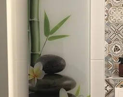 Tableau sur verre Fleurs de frangipanier, galets zen et bambou