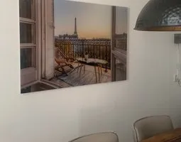 Tableau sur verre Balcon fleuri avec tour Eiffel au crépuscule