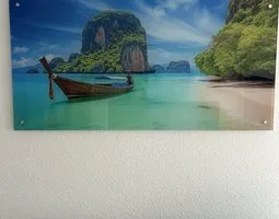 Tableau sur verre Bateau à longue queue sur une plage de Thaïlande