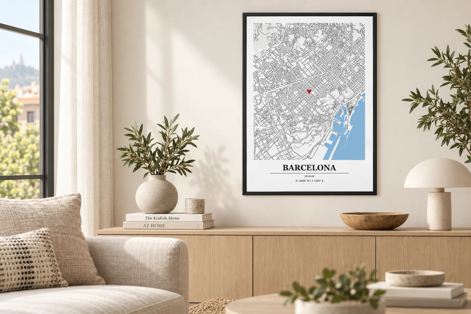 Affiche carte personnalisée de Barcelone encadrée dans un salon lumineux